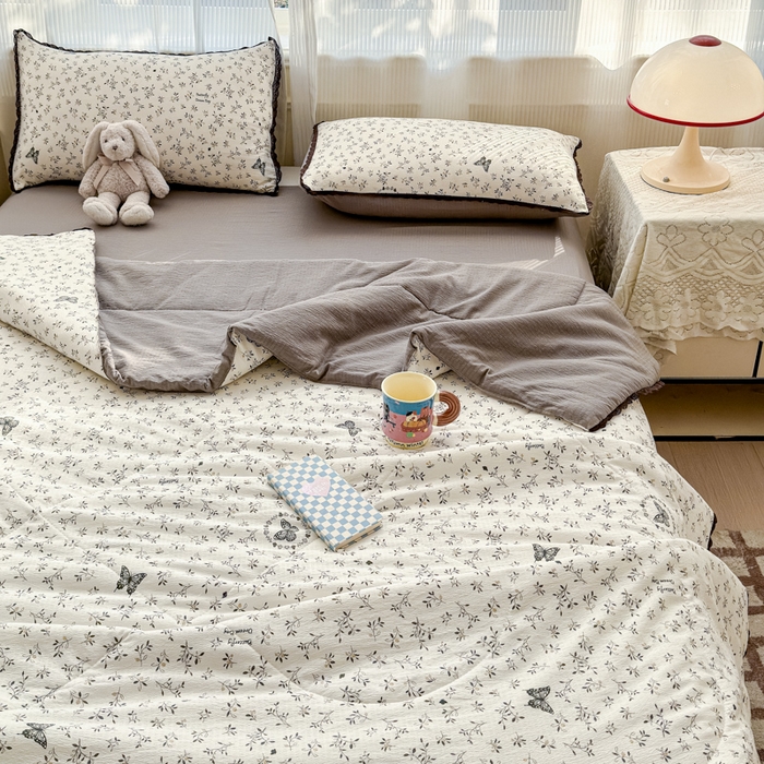 91家纺网 家纺一手货源 找家纺 初念 2026新款云感双层纱抗菌花边夏被夏凉被空调被-系列二（好温柔的夏被~） 晴风-困蝶