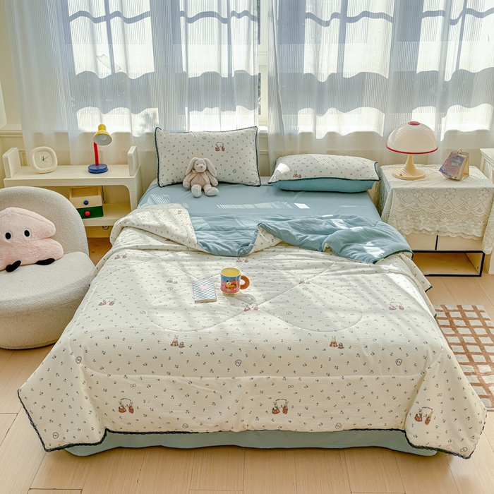 91家纺网 家纺一手货源 找家纺 初念 2026新款云感双层纱抗菌花边夏被夏凉被空调被-系列二（好温柔的夏被~） 晴风-浪漫兔兔