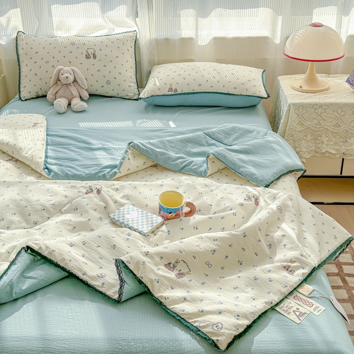 91家纺网 家纺一手货源 找家纺 初念 2026新款云感双层纱抗菌花边夏被夏凉被空调被-系列二（好温柔的夏被~） 晴风-浪漫兔兔