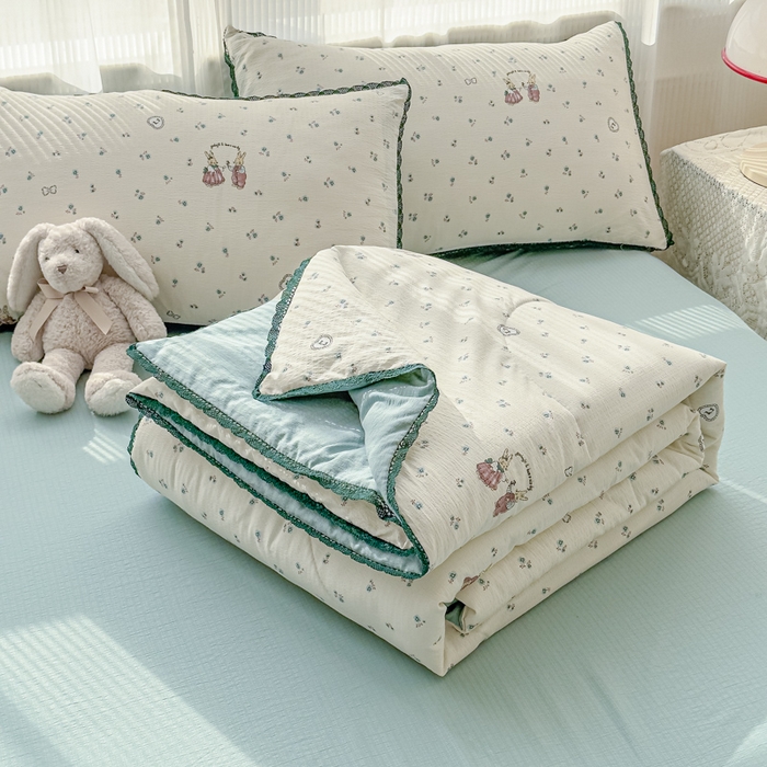 91家纺网 家纺一手货源 找家纺 初念 2026新款云感双层纱抗菌花边夏被夏凉被空调被-系列二（好温柔的夏被~） 晴风-浪漫兔兔