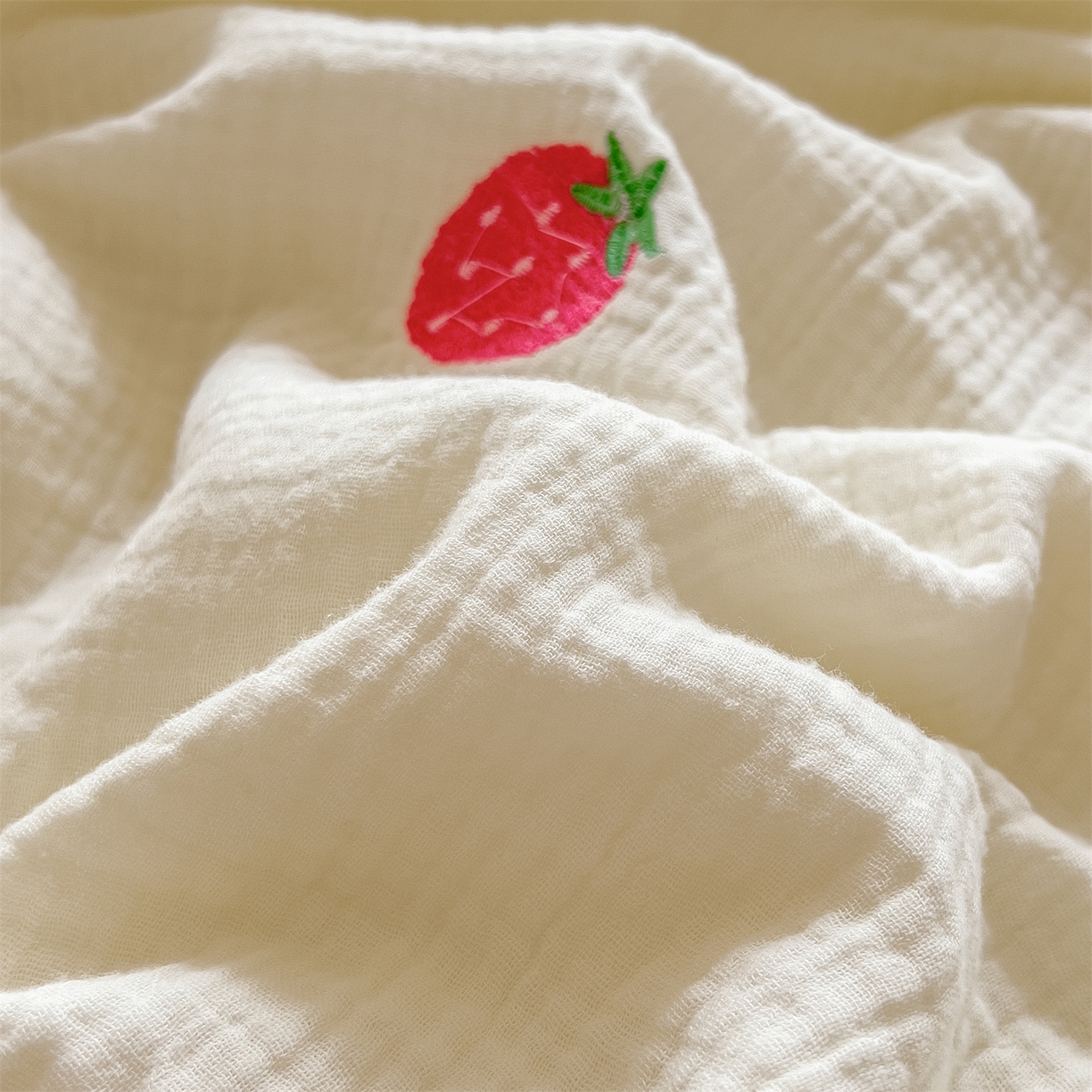 91家纺网 家纺一手货源 找家纺 布凡家居 2026春夏新款全棉刺绣皱皱纱夏被夏凉被空调被 莓有烦恼