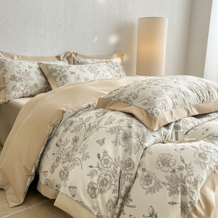 91家纺网 家纺一手货源 找家纺 金牛座家纺 2026新款高克重细斜纹丝柔质感亲肤数码印花宽边四件套-秘境系列 秘境-香槟