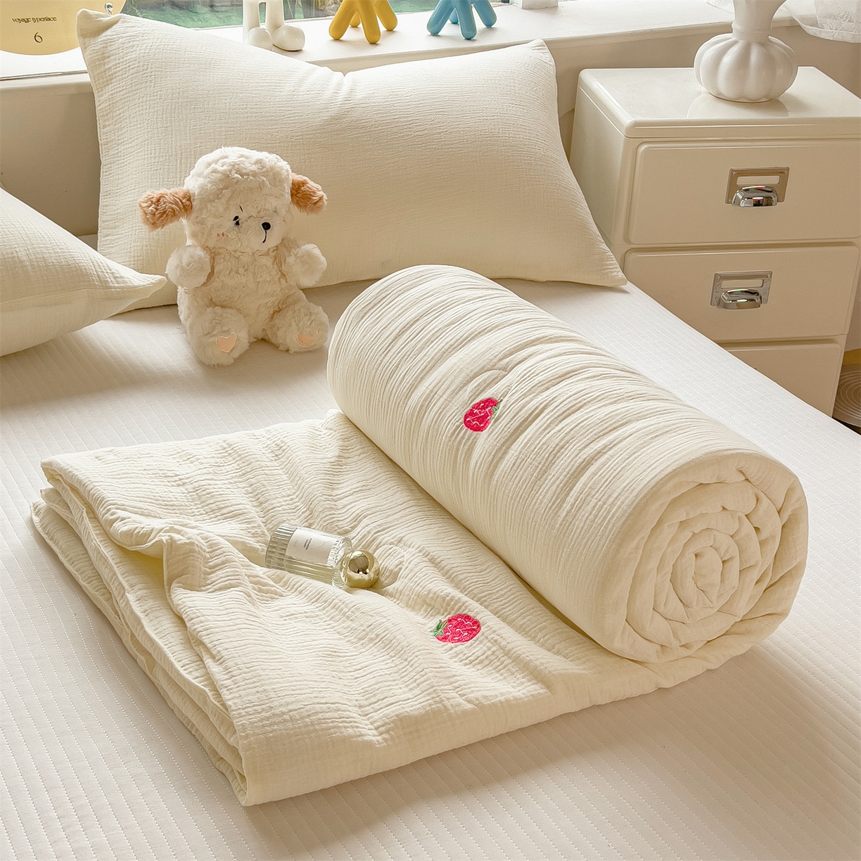 91家纺网 家纺一手货源 找家纺 布凡家居 2026春夏新款全棉刺绣皱皱纱夏被夏凉被空调被 莓有烦恼