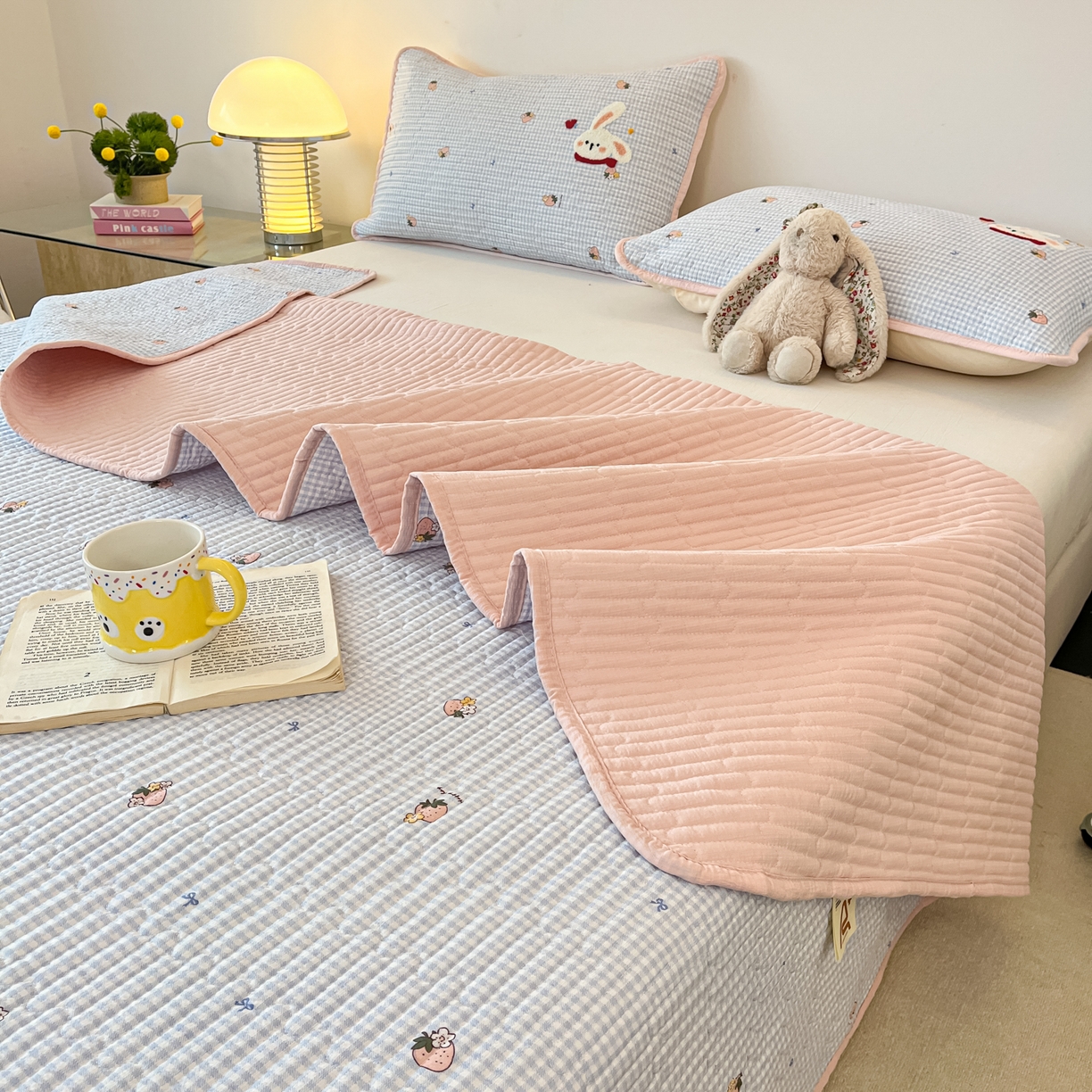 91家纺网 家纺一手货源 找家纺 老帅的工厂店 2026新款云感双层纱毛巾绣夏被夏凉被空调被 甜兔日记