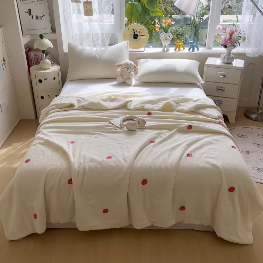 91家纺网 家纺一手货源 找家纺 布凡家居 2026春夏新款全棉刺绣皱皱纱夏被夏凉被空调被 莓有烦恼