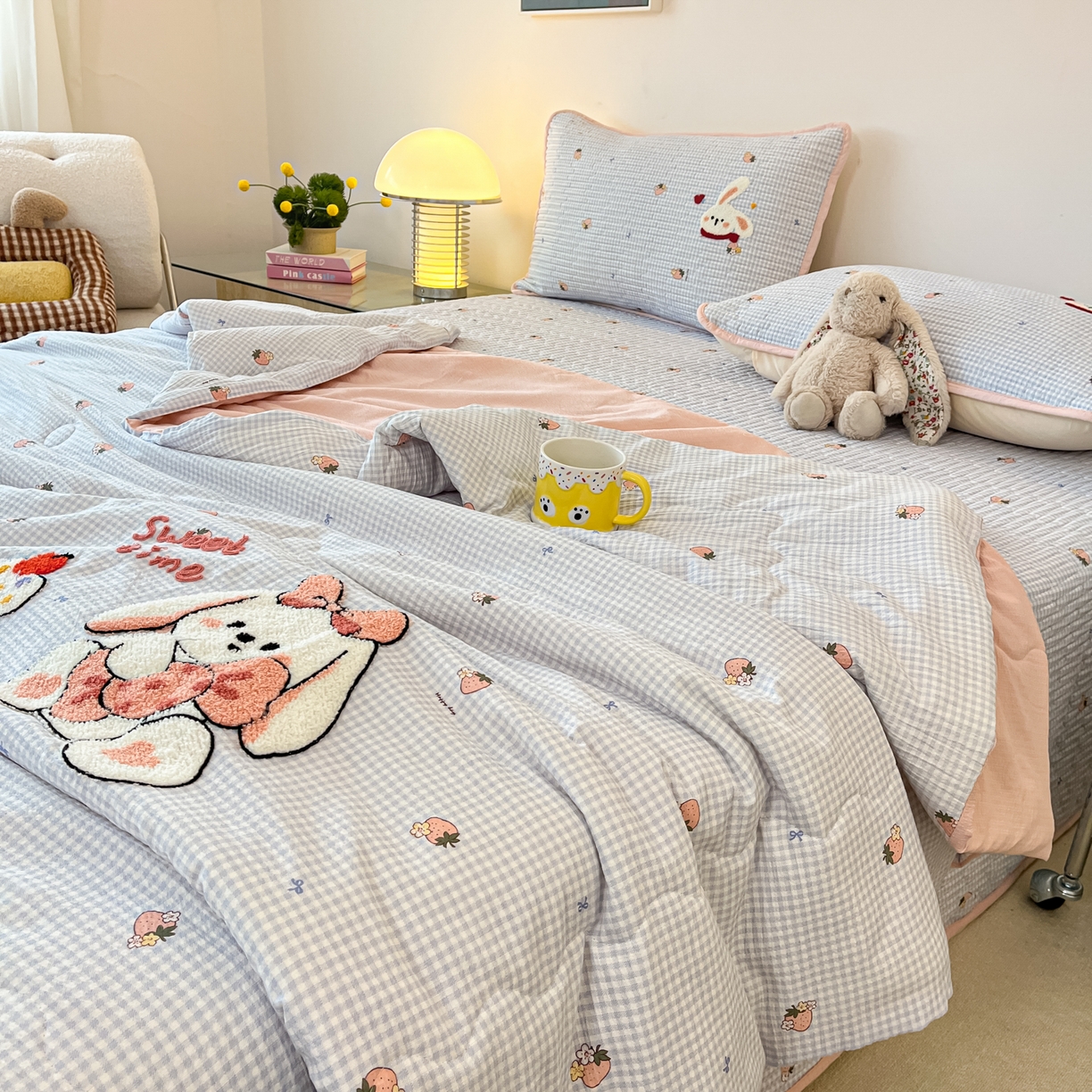 91家纺网 家纺一手货源 找家纺 老帅的工厂店 2026新款云感双层纱毛巾绣夏被夏凉被空调被 甜兔日记