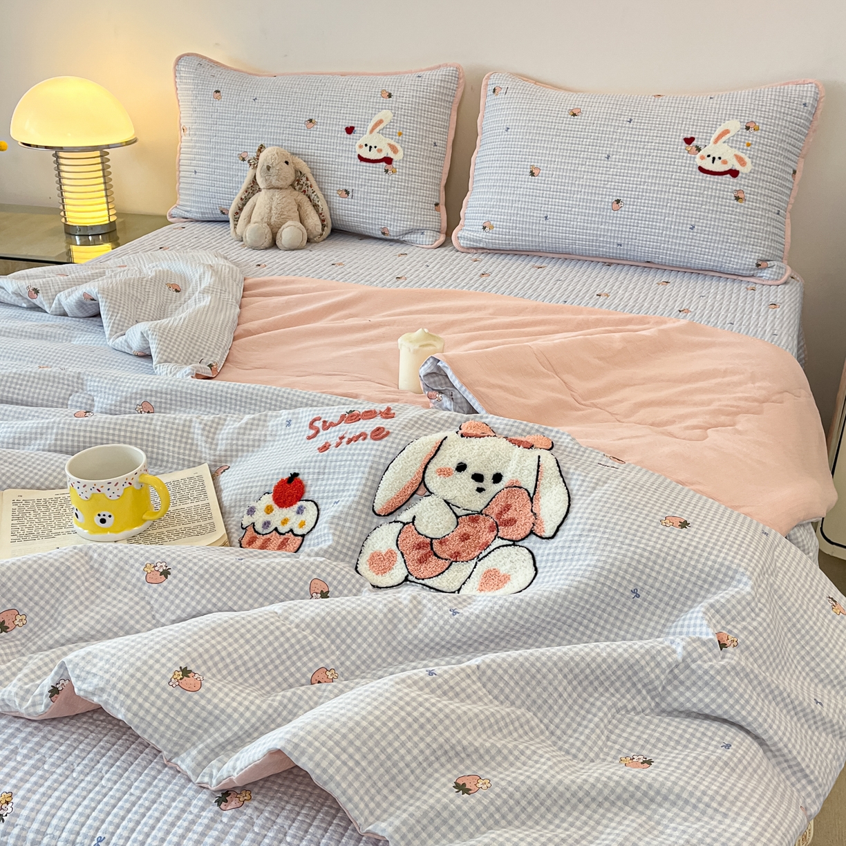 91家纺网 家纺一手货源 找家纺 老帅的工厂店 2026新款云感双层纱毛巾绣夏被夏凉被空调被 甜兔日记