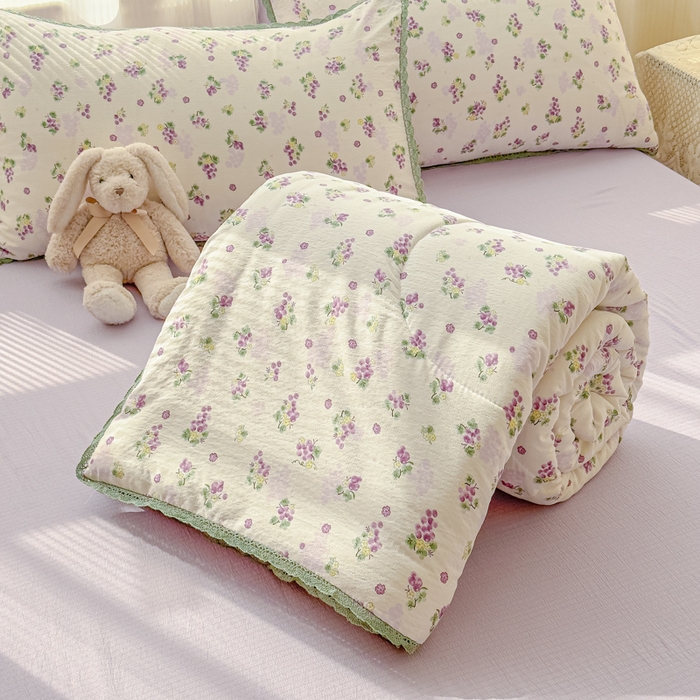 91家纺网 家纺一手货源 找家纺 初念 2026新款云感双层纱抗菌花边夏被夏凉被空调被-系列二（好温柔的夏被~） 晴风-葡萄多多