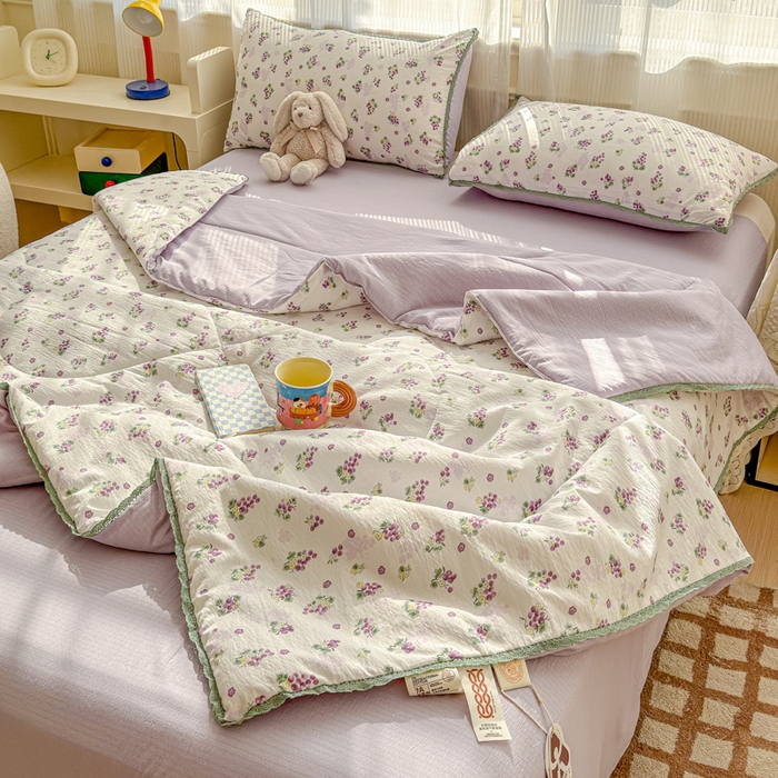 91家纺网 家纺一手货源 找家纺 初念 2026新款云感双层纱抗菌花边夏被夏凉被空调被-系列二（好温柔的夏被~） 晴风-葡萄多多