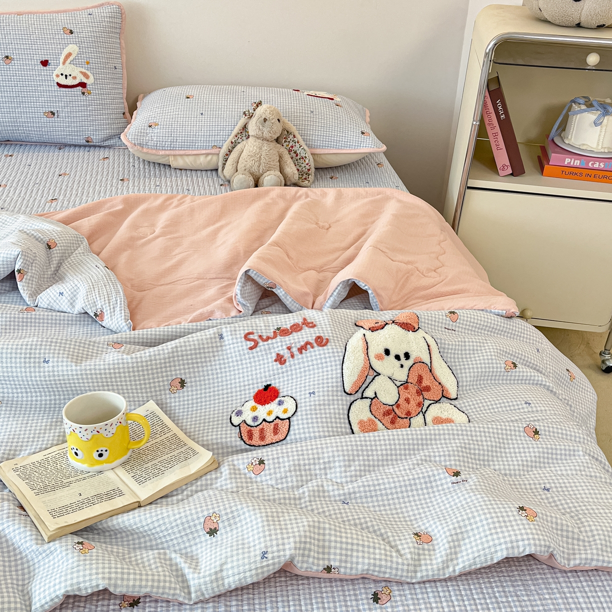 91家纺网 家纺一手货源 找家纺 老帅的工厂店 2026新款云感双层纱毛巾绣夏被夏凉被空调被 甜兔日记