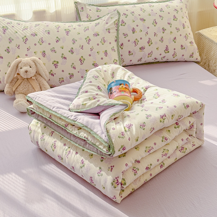 91家纺网 家纺一手货源 找家纺 初念 2026新款云感双层纱抗菌花边夏被夏凉被空调被-系列二（好温柔的夏被~） 晴风-葡萄多多