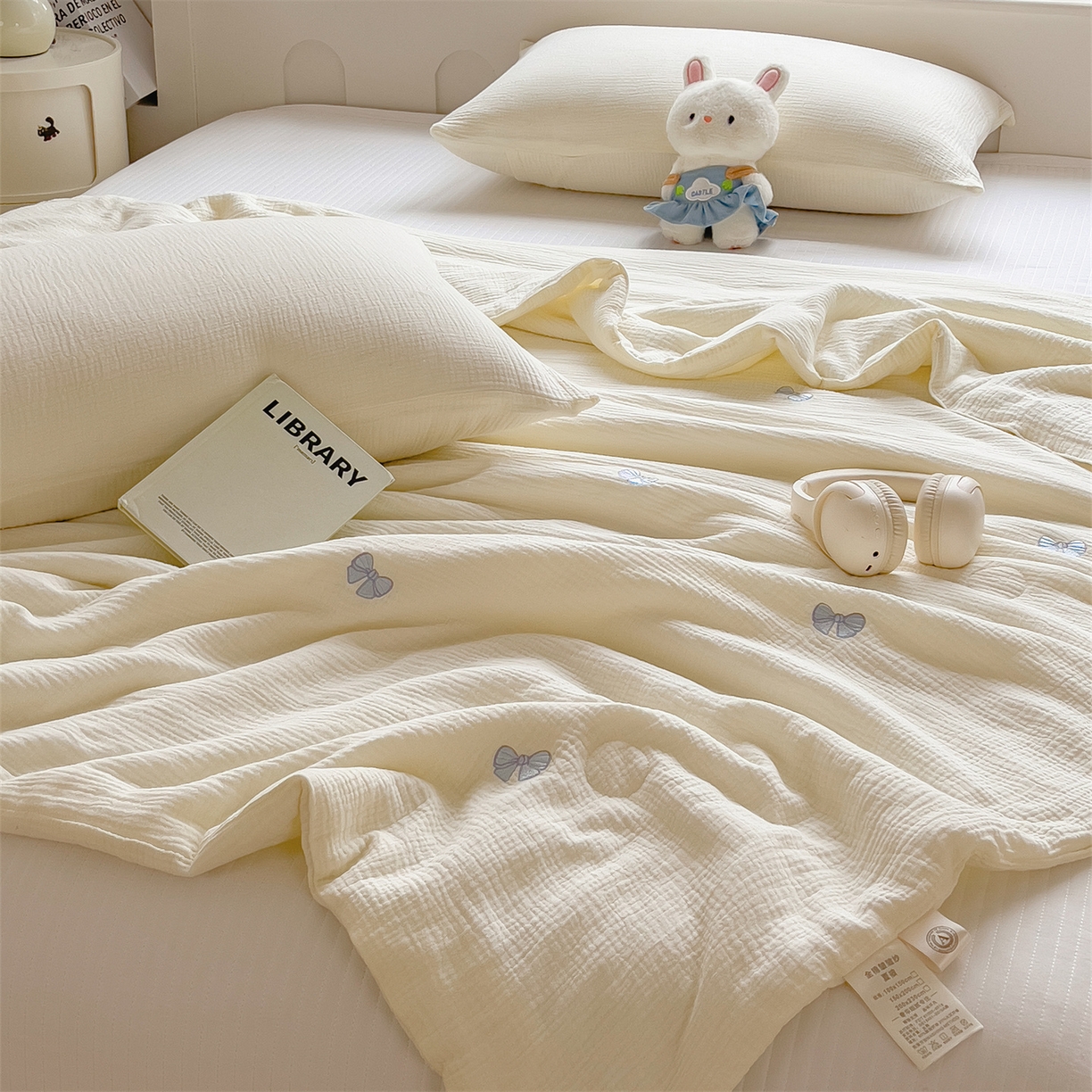 91家纺网 家纺一手货源 找家纺 布凡家居 2026春夏新款全棉刺绣皱皱纱夏被夏凉被空调被 蓝色蝴蝶结