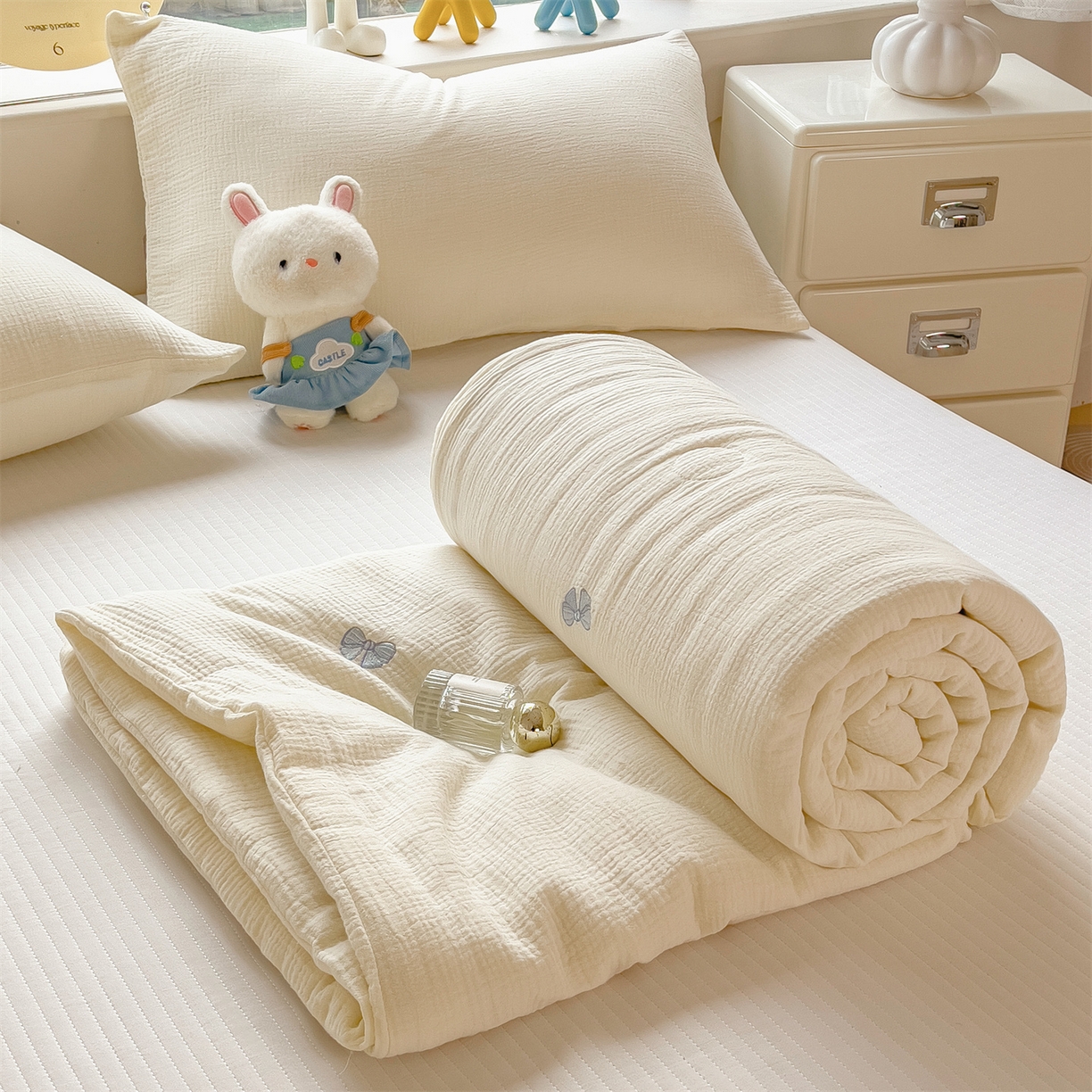 91家纺网 家纺一手货源 找家纺 布凡家居 2026春夏新款全棉刺绣皱皱纱夏被夏凉被空调被 蓝色蝴蝶结