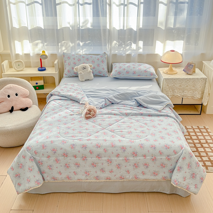 91家纺网 家纺一手货源 找家纺 初念 2026新款云感双层纱抗菌花边夏被夏凉被空调被-系列二（好温柔的夏被~） 晴风-晴风与雾蓝