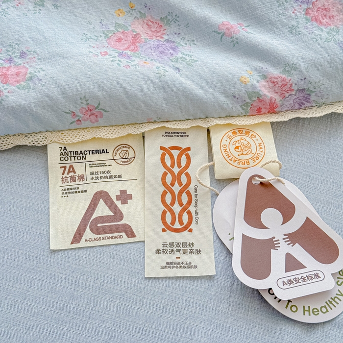 91家纺网 家纺一手货源 找家纺 初念 2026新款云感双层纱抗菌花边夏被夏凉被空调被-系列二（好温柔的夏被~） 晴风-晴风与雾蓝