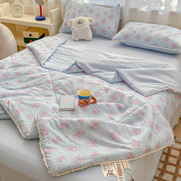 91家纺网 家纺一手货源 找家纺 初念 2026新款云感双层纱抗菌花边夏被夏凉被空调被-系列二（好温柔的夏被~） 晴风-晴风与雾蓝