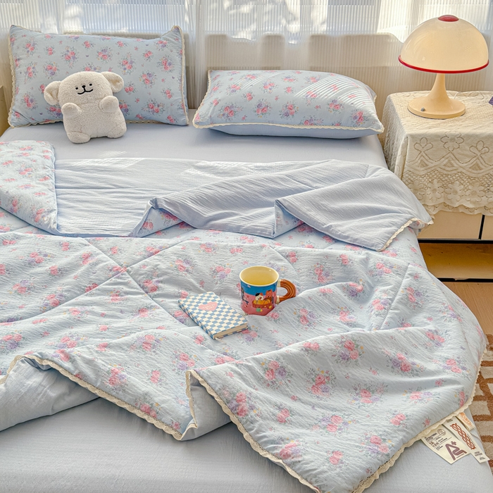 91家纺网 家纺一手货源 找家纺 初念 2026新款云感双层纱抗菌花边夏被夏凉被空调被-系列二（好温柔的夏被~） 晴风-晴风与雾蓝