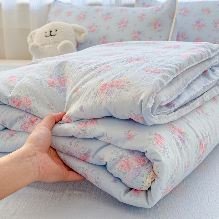 91家纺网 家纺一手货源 找家纺 初念 2026新款云感双层纱抗菌花边夏被夏凉被空调被-系列二（好温柔的夏被~） 晴风-晴风与雾蓝