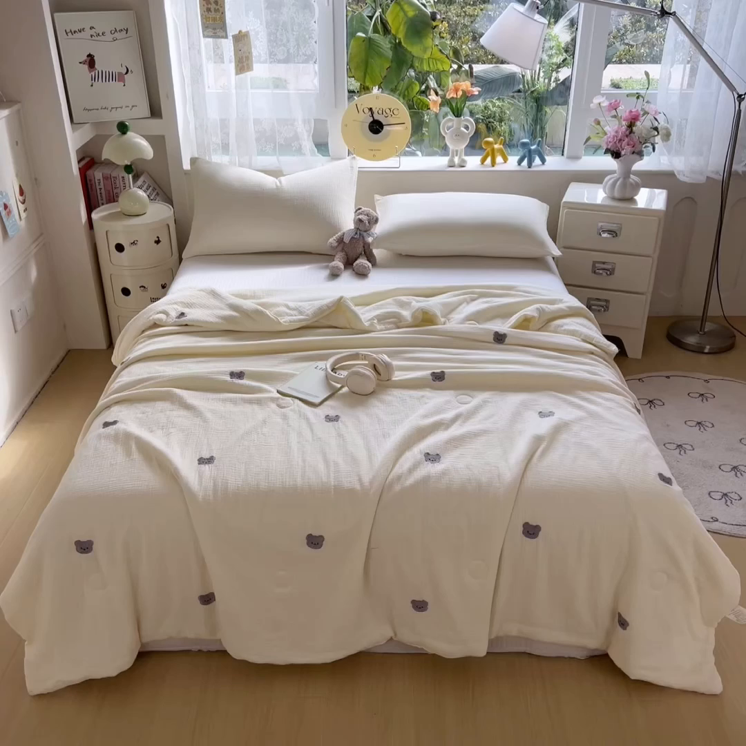 91家纺网 家纺一手货源 找家纺 布凡家居 2026春夏新款全棉刺绣皱皱纱夏被夏凉被空调被 萌萌小熊