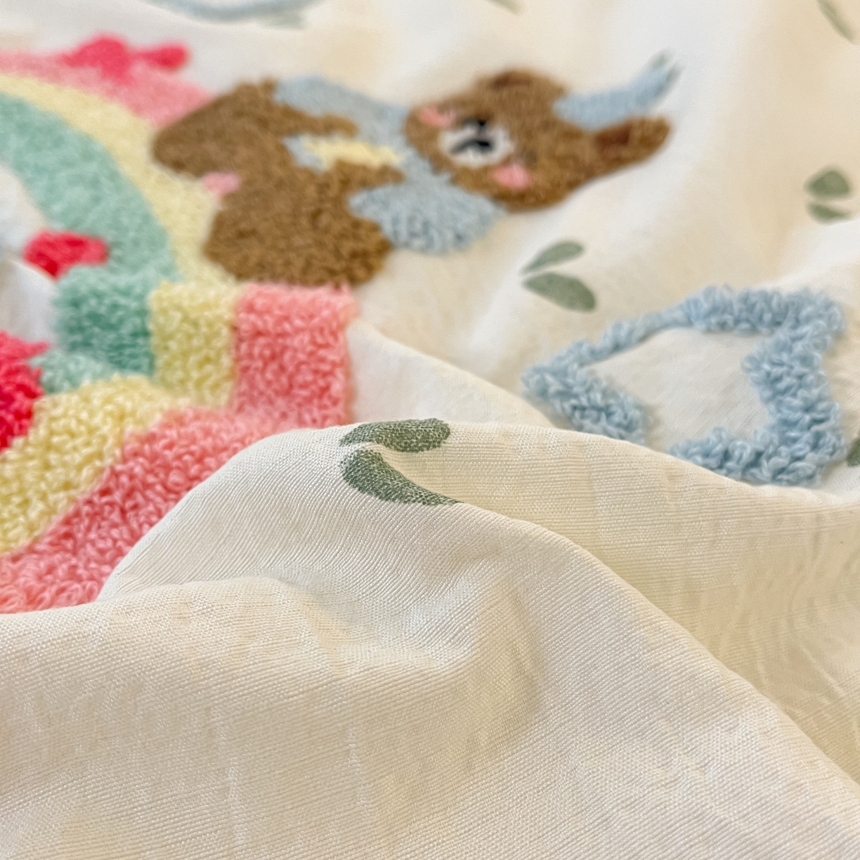 91家纺网 家纺一手货源 找家纺 老帅的工厂店 2026新款云感双层纱毛巾绣夏被夏凉被空调被 小熊彩虹派对