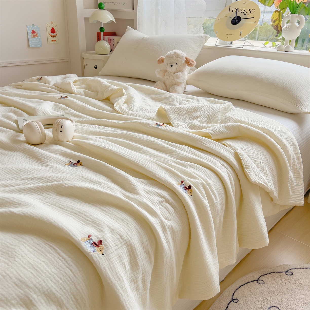 91家纺网 家纺一手货源 找家纺 布凡家居 2026春夏新款全棉刺绣皱皱纱夏被夏凉被空调被 奶芙小腊肠