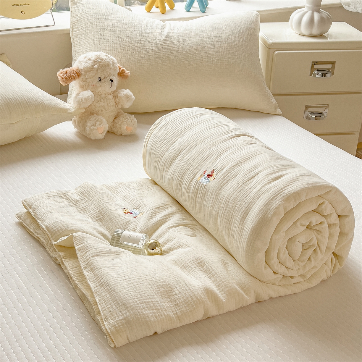 91家纺网 家纺一手货源 找家纺 布凡家居 2026春夏新款全棉刺绣皱皱纱夏被夏凉被空调被 奶芙小腊肠