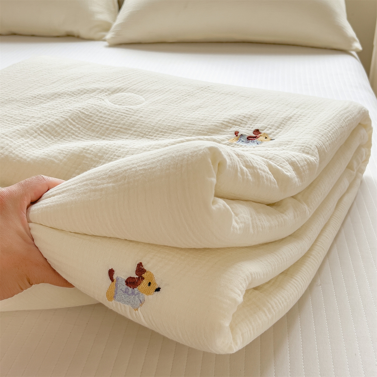 91家纺网 家纺一手货源 找家纺 布凡家居 2026春夏新款全棉刺绣皱皱纱夏被夏凉被空调被 奶芙小腊肠