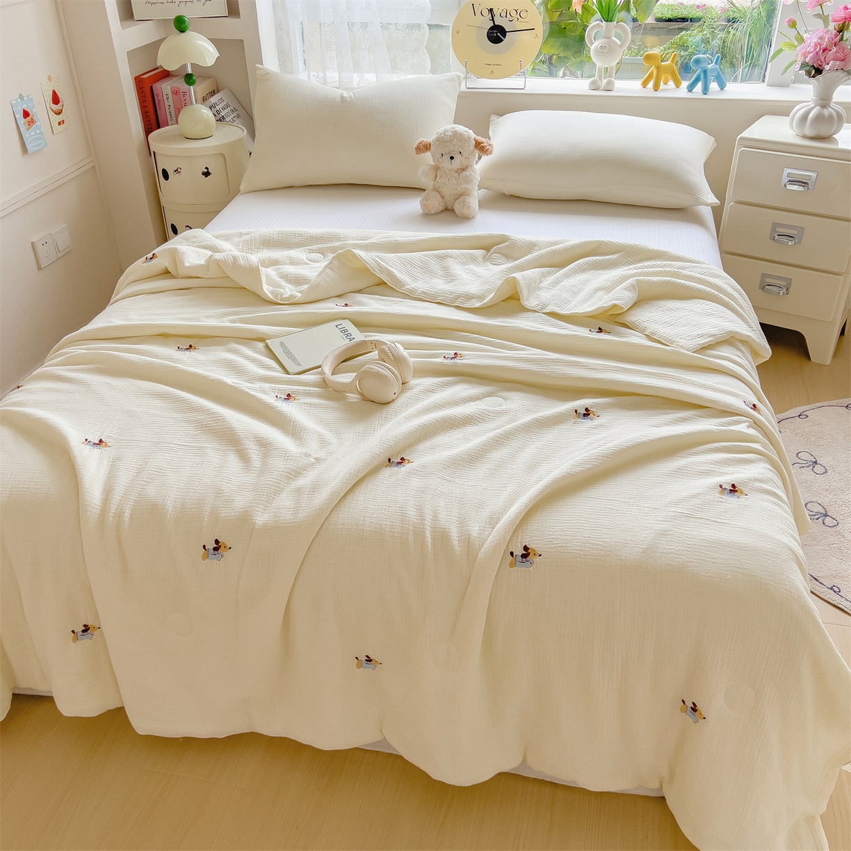 91家纺网 家纺一手货源 找家纺 布凡家居 2026春夏新款全棉刺绣皱皱纱夏被夏凉被空调被 奶芙小腊肠