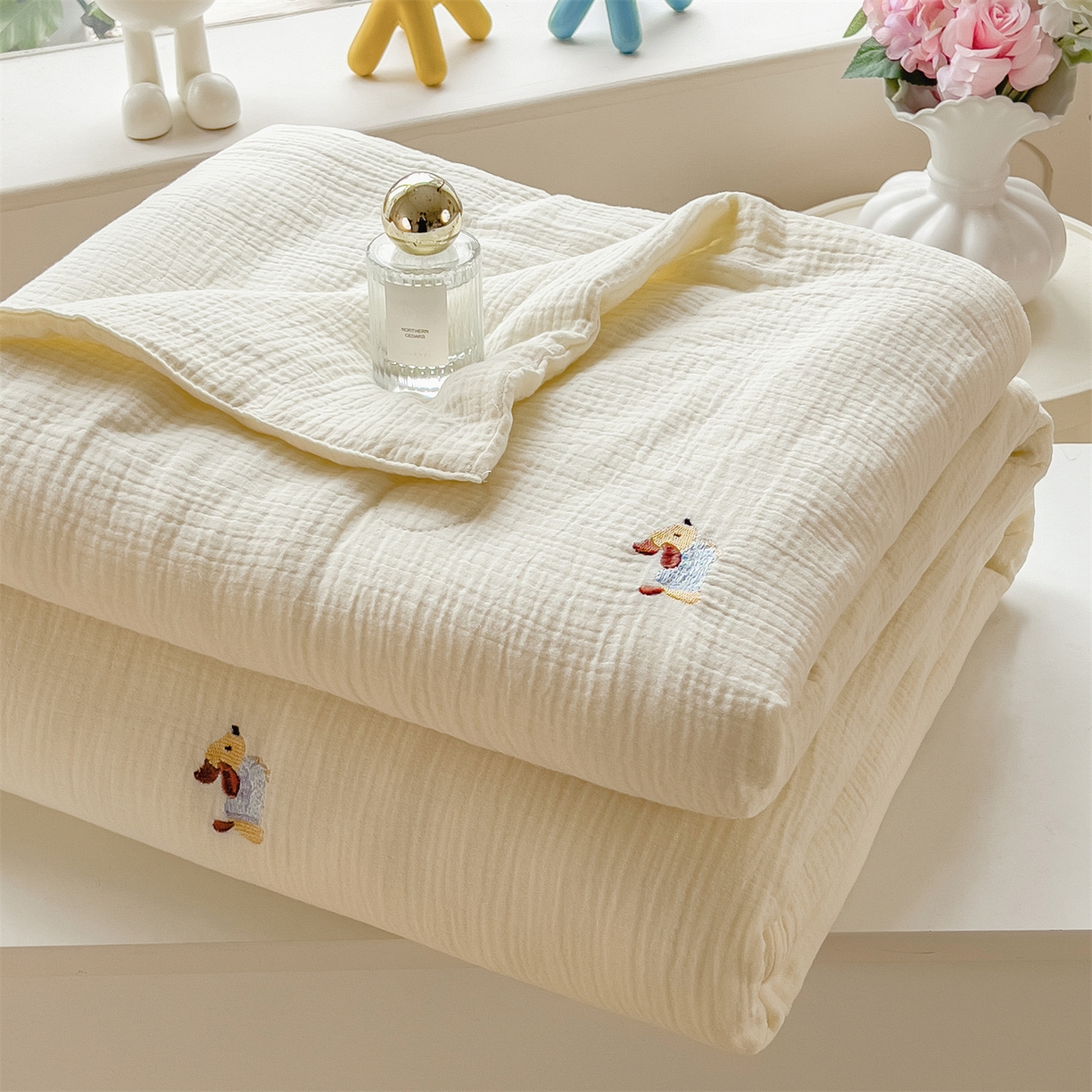 91家纺网 家纺一手货源 找家纺 布凡家居 2026春夏新款全棉刺绣皱皱纱夏被夏凉被空调被 奶芙小腊肠