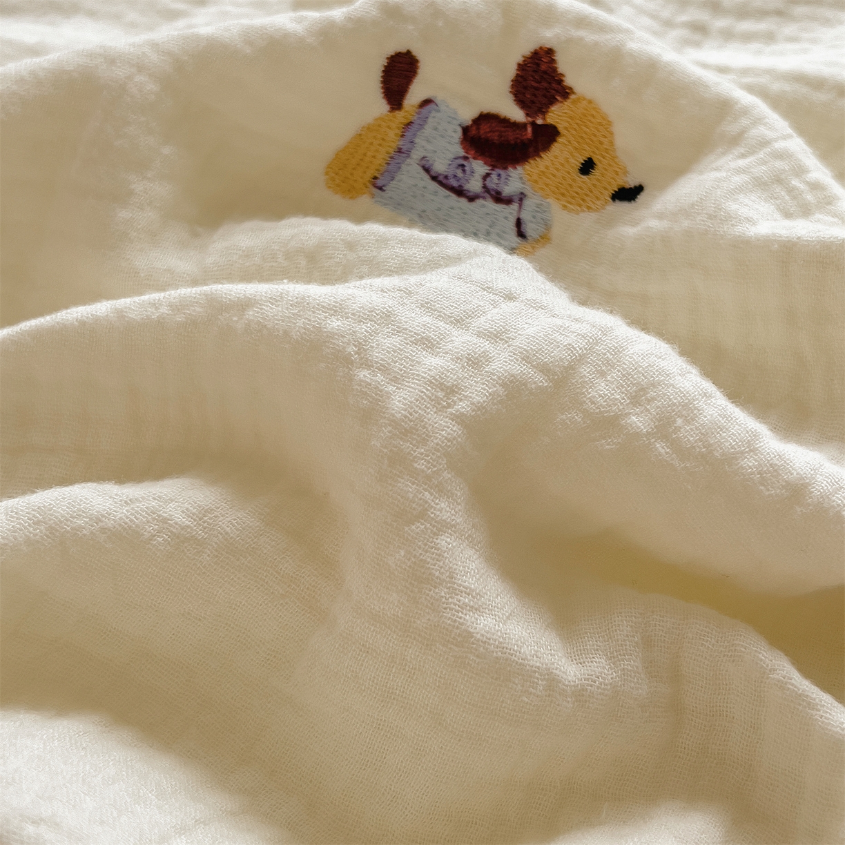 91家纺网 家纺一手货源 找家纺 布凡家居 2026春夏新款全棉刺绣皱皱纱夏被夏凉被空调被 奶芙小腊肠