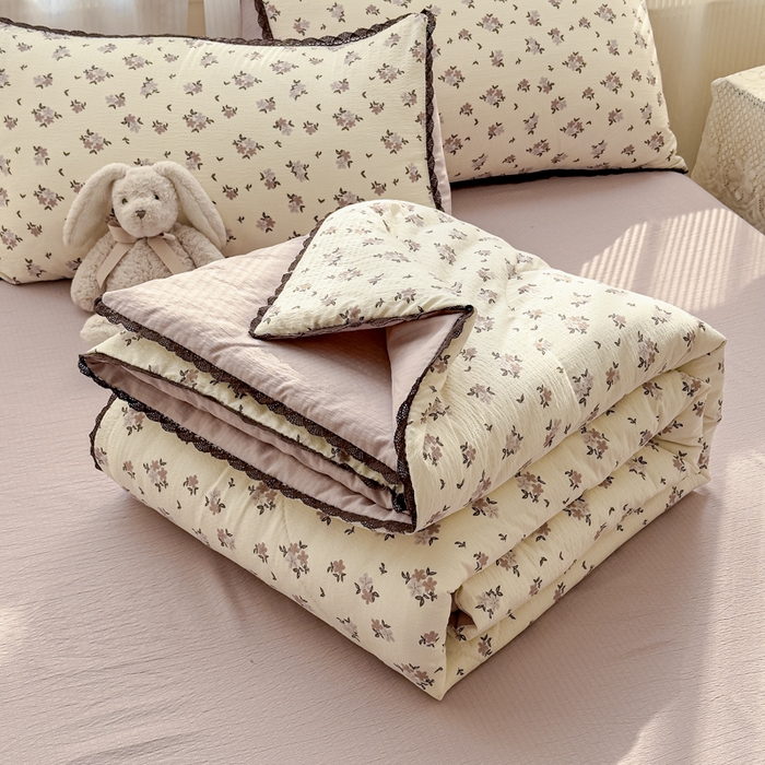 91家纺网 家纺一手货源 找家纺 初念 2026新款云感双层纱抗菌花边夏被夏凉被空调被-系列二（好温柔的夏被~） 晴风-苏槿