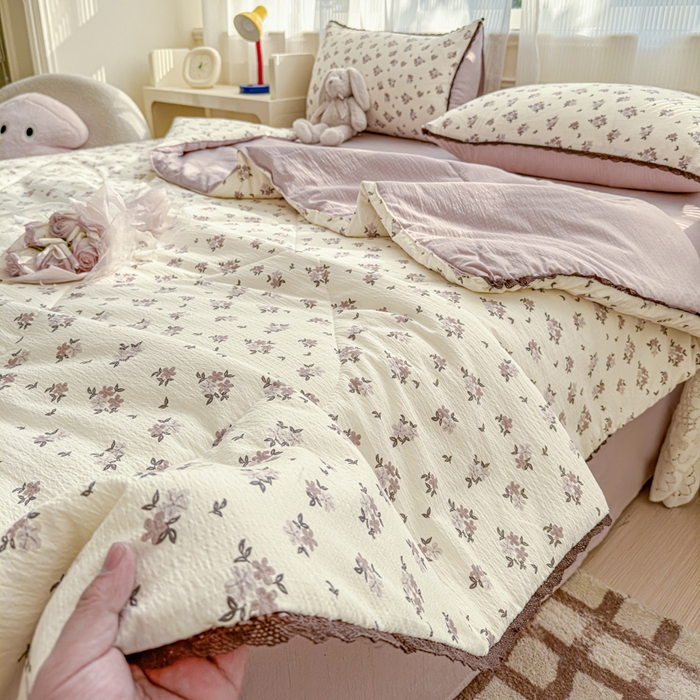 91家纺网 家纺一手货源 找家纺 初念 2026新款云感双层纱抗菌花边夏被夏凉被空调被-系列二（好温柔的夏被~） 晴风-苏槿
