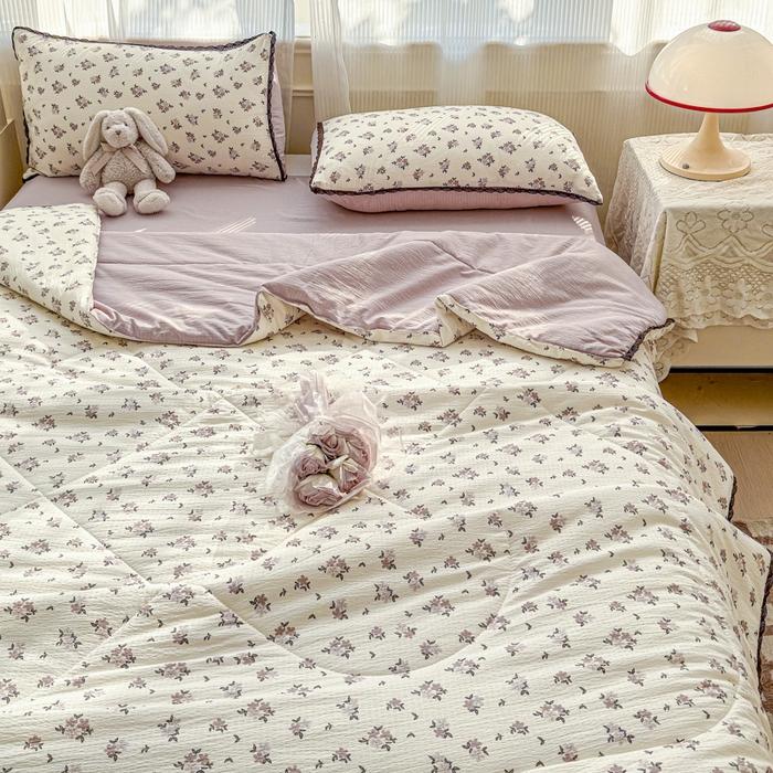 91家纺网 家纺一手货源 找家纺 初念 2026新款云感双层纱抗菌花边夏被夏凉被空调被-系列二（好温柔的夏被~） 晴风-苏槿