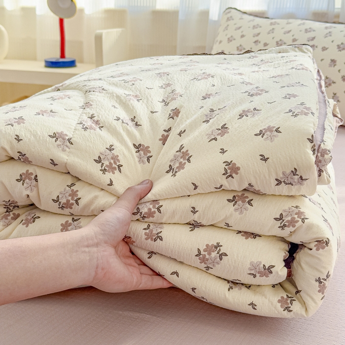 91家纺网 家纺一手货源 找家纺 初念 2026新款云感双层纱抗菌花边夏被夏凉被空调被-系列二（好温柔的夏被~） 晴风-苏槿