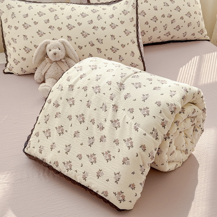 91家纺网 家纺一手货源 找家纺 初念 2026新款云感双层纱抗菌花边夏被夏凉被空调被-系列二（好温柔的夏被~） 晴风-苏槿