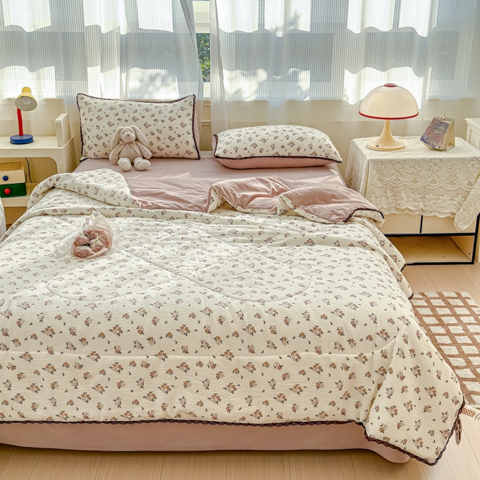 91家纺网 家纺一手货源 找家纺 初念 2026新款云感双层纱抗菌花边夏被夏凉被空调被-系列二（好温柔的夏被~） 晴风-苏槿