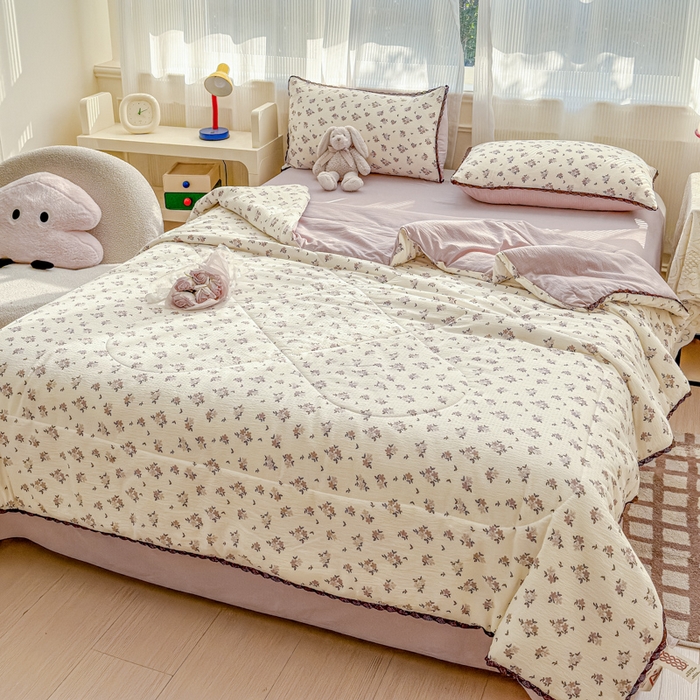 91家纺网 家纺一手货源 找家纺 初念 2026新款云感双层纱抗菌花边夏被夏凉被空调被-系列二（好温柔的夏被~） 晴风-苏槿