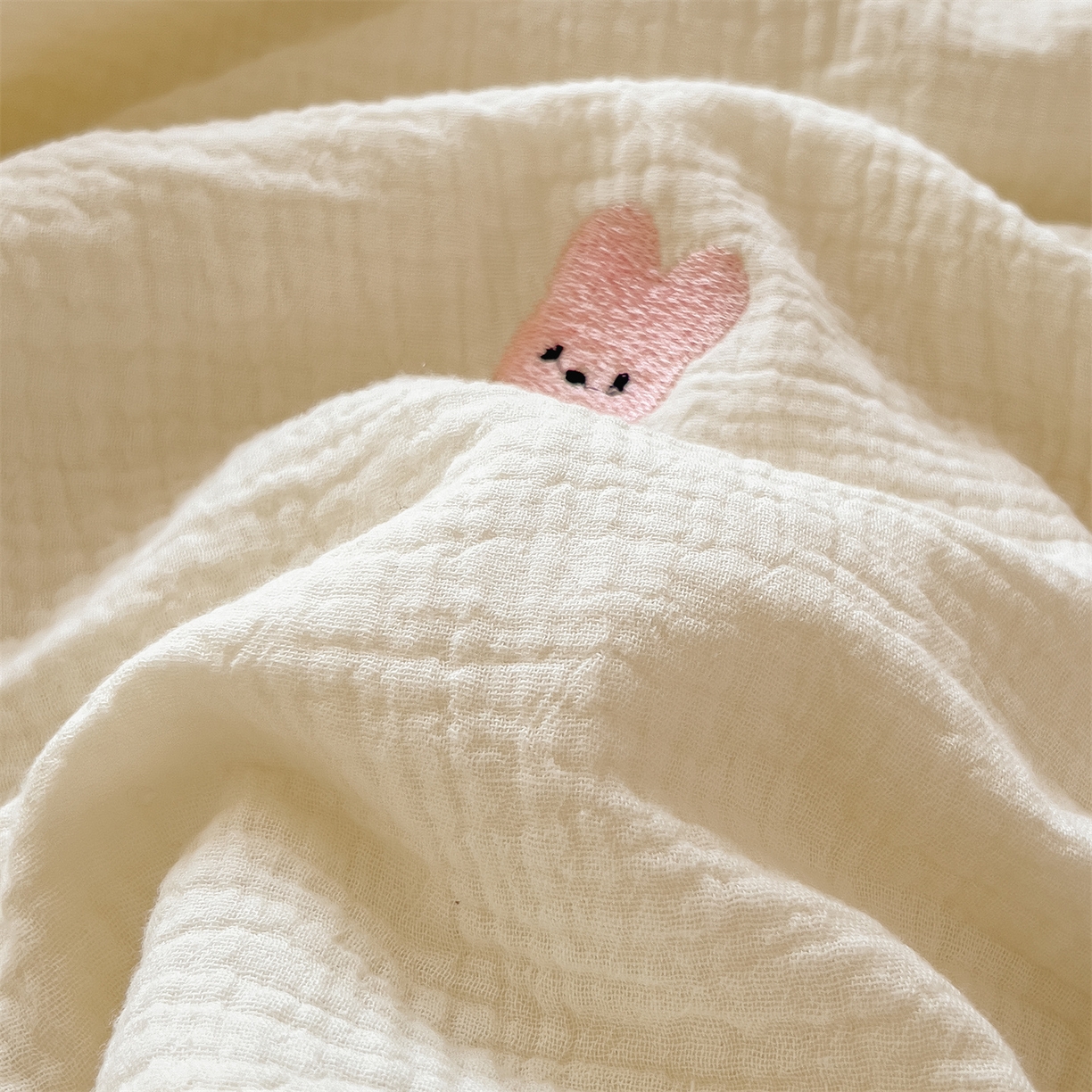 91家纺网 家纺一手货源 找家纺 布凡家居 2026春夏新款全棉刺绣皱皱纱夏被夏凉被空调被 桃心兔