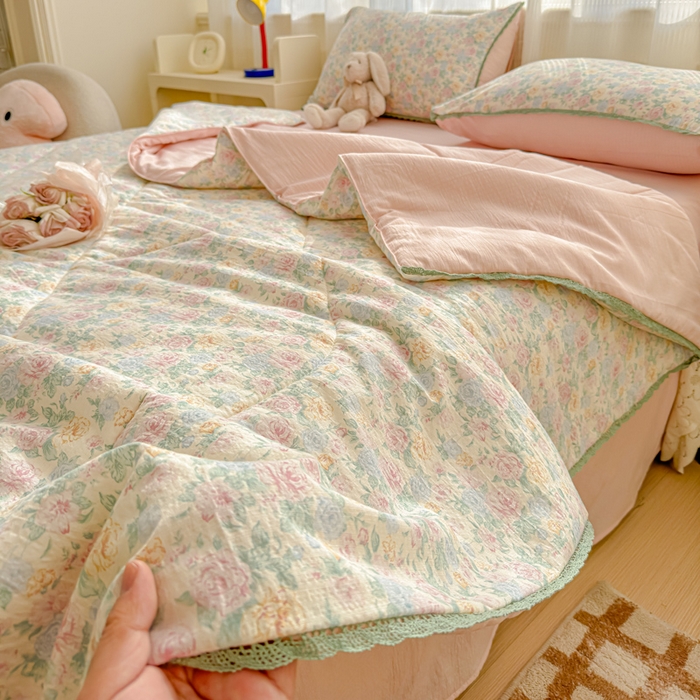 91家纺网 家纺一手货源 找家纺 初念 2026新款云感双层纱抗菌花边夏被夏凉被空调被-系列二（好温柔的夏被~） 晴风-童话花岛