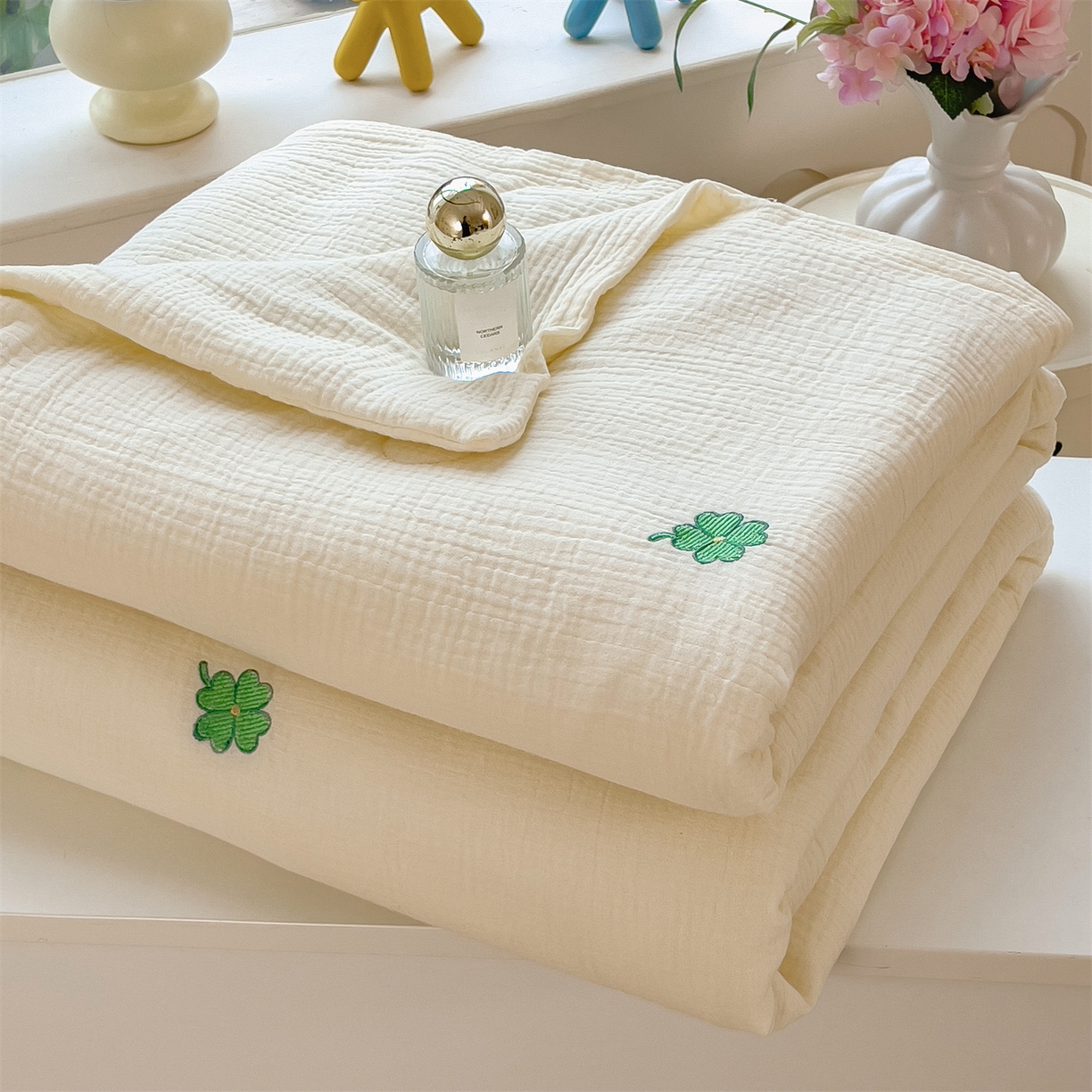 91家纺网 家纺一手货源 找家纺 布凡家居 2026春夏新款全棉刺绣皱皱纱夏被夏凉被空调被 幸运草