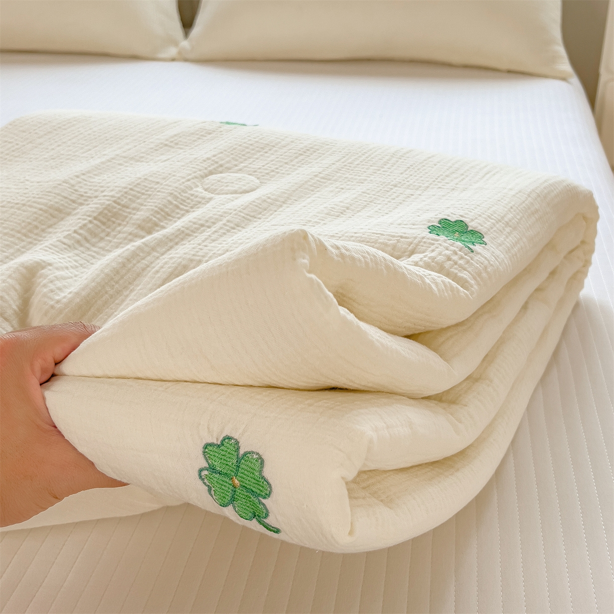 91家纺网 家纺一手货源 找家纺 布凡家居 2026春夏新款全棉刺绣皱皱纱夏被夏凉被空调被 幸运草