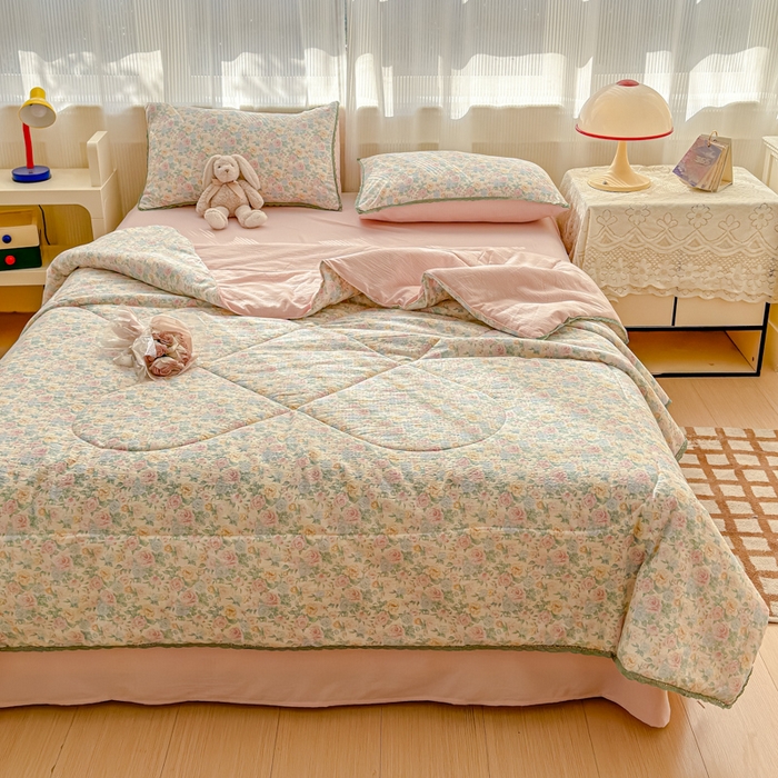 91家纺网 家纺一手货源 找家纺 初念 2026新款云感双层纱抗菌花边夏被夏凉被空调被-系列二（好温柔的夏被~） 晴风-童话花岛