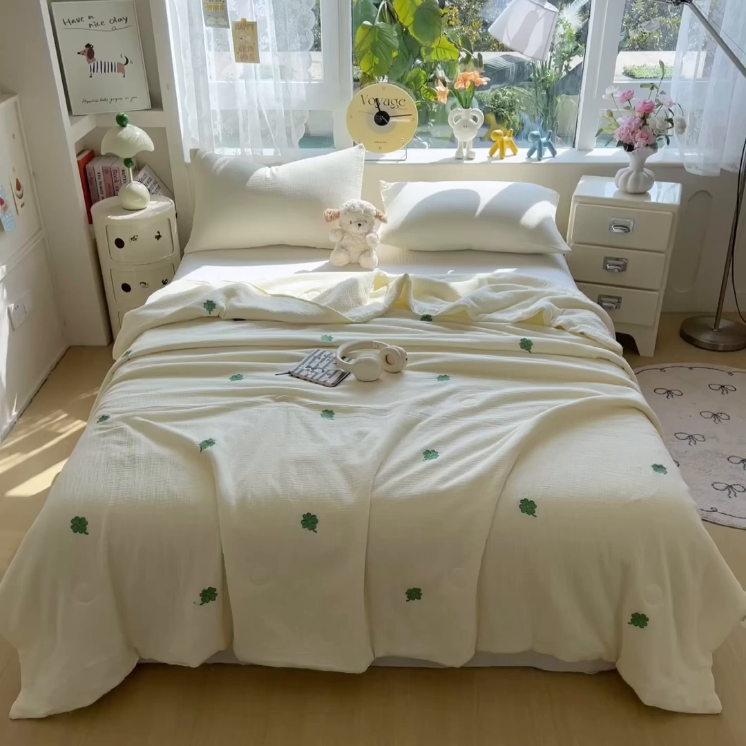 91家纺网 家纺一手货源 找家纺 布凡家居 2026春夏新款全棉刺绣皱皱纱夏被夏凉被空调被 幸运草