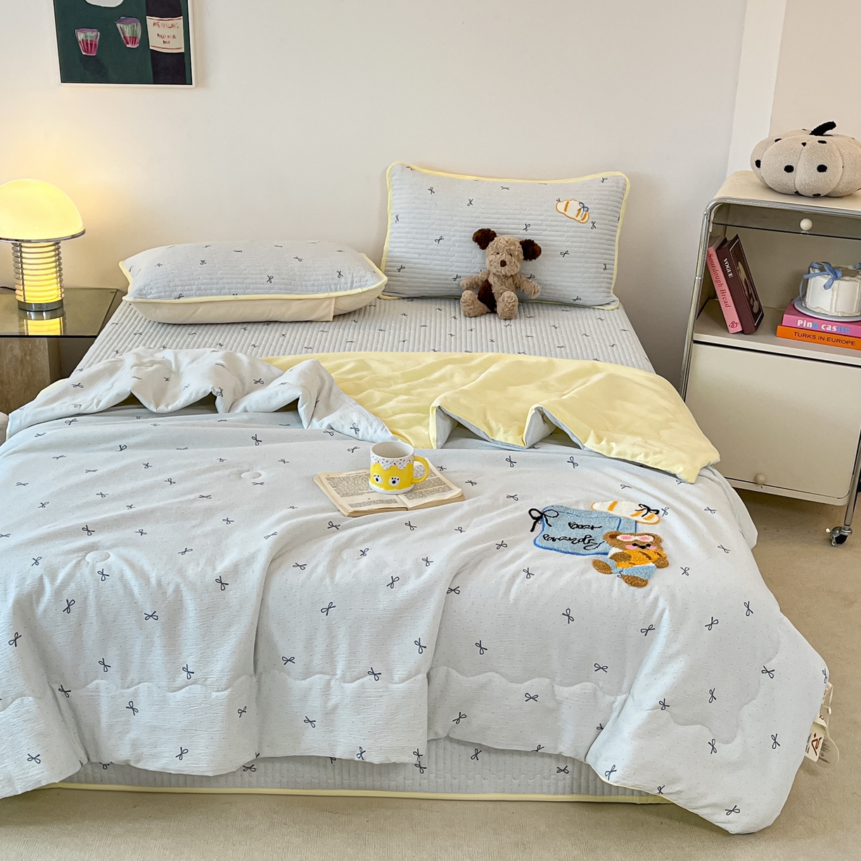 91家纺网 家纺一手货源 找家纺 老帅的工厂店 2026新款云感双层纱毛巾绣夏被夏凉被空调被 小熊牛仔包