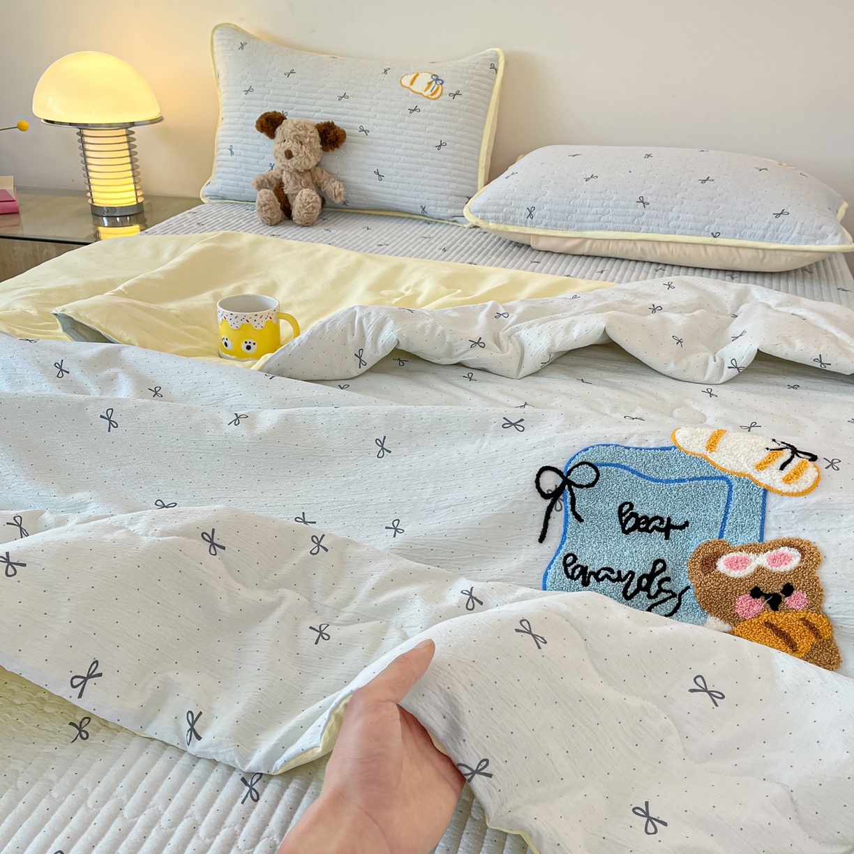 91家纺网 家纺一手货源 找家纺 老帅的工厂店 2026新款云感双层纱毛巾绣夏被夏凉被空调被 小熊牛仔包