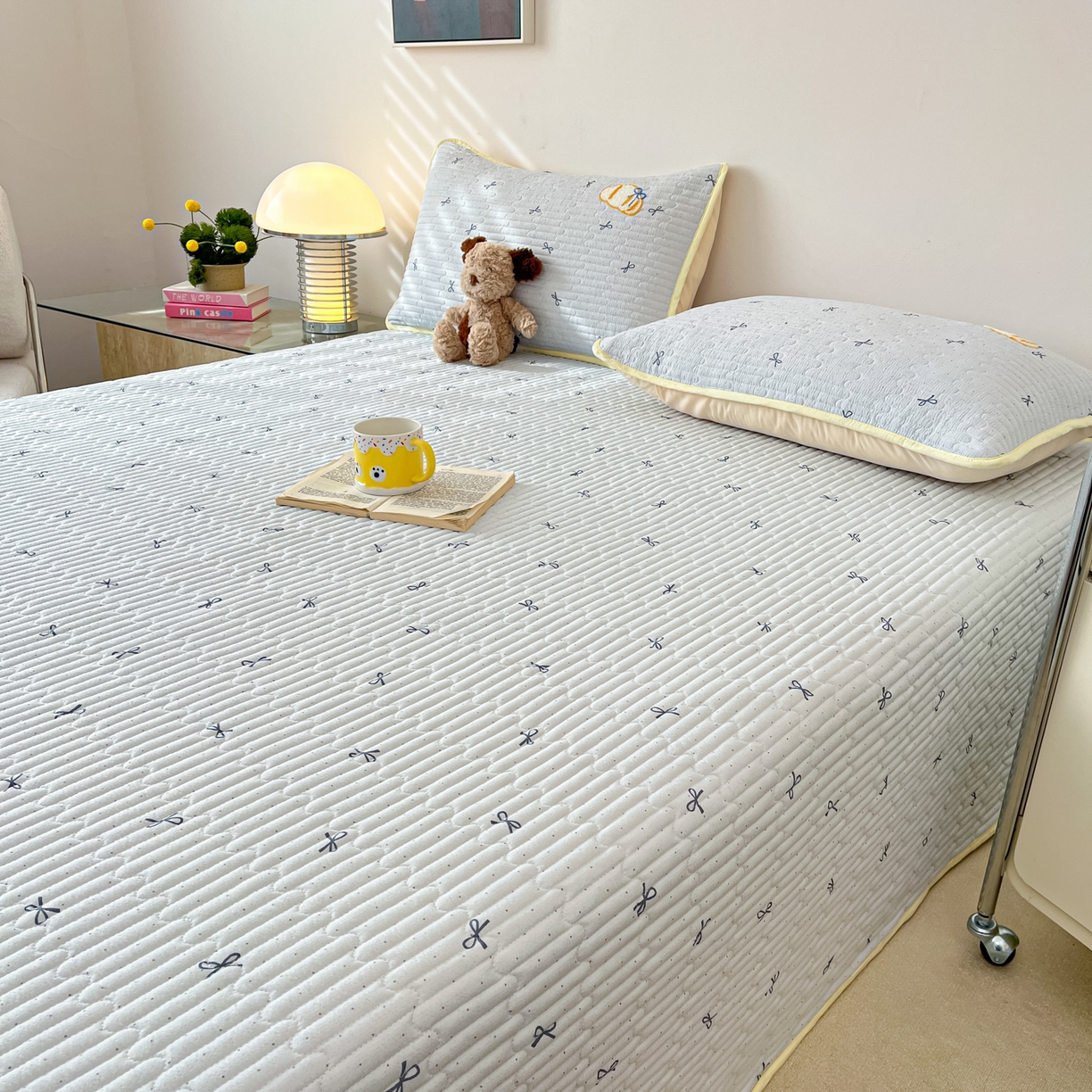 91家纺网 家纺一手货源 找家纺 老帅的工厂店 2026新款云感双层纱毛巾绣夏被夏凉被空调被 小熊牛仔包