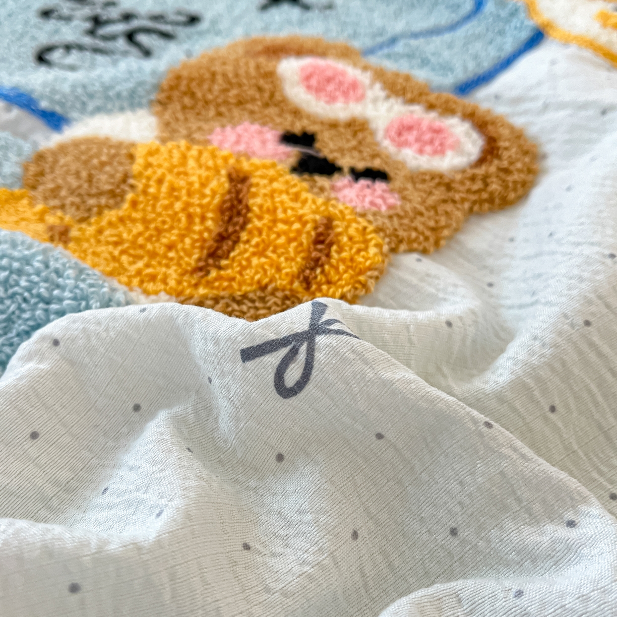 91家纺网 家纺一手货源 找家纺 老帅的工厂店 2026新款云感双层纱毛巾绣夏被夏凉被空调被 小熊牛仔包