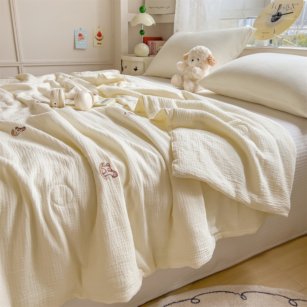 91家纺网 家纺一手货源 找家纺 布凡家居 2026春夏新款全棉刺绣皱皱纱夏被夏凉被空调被 云间木马梦