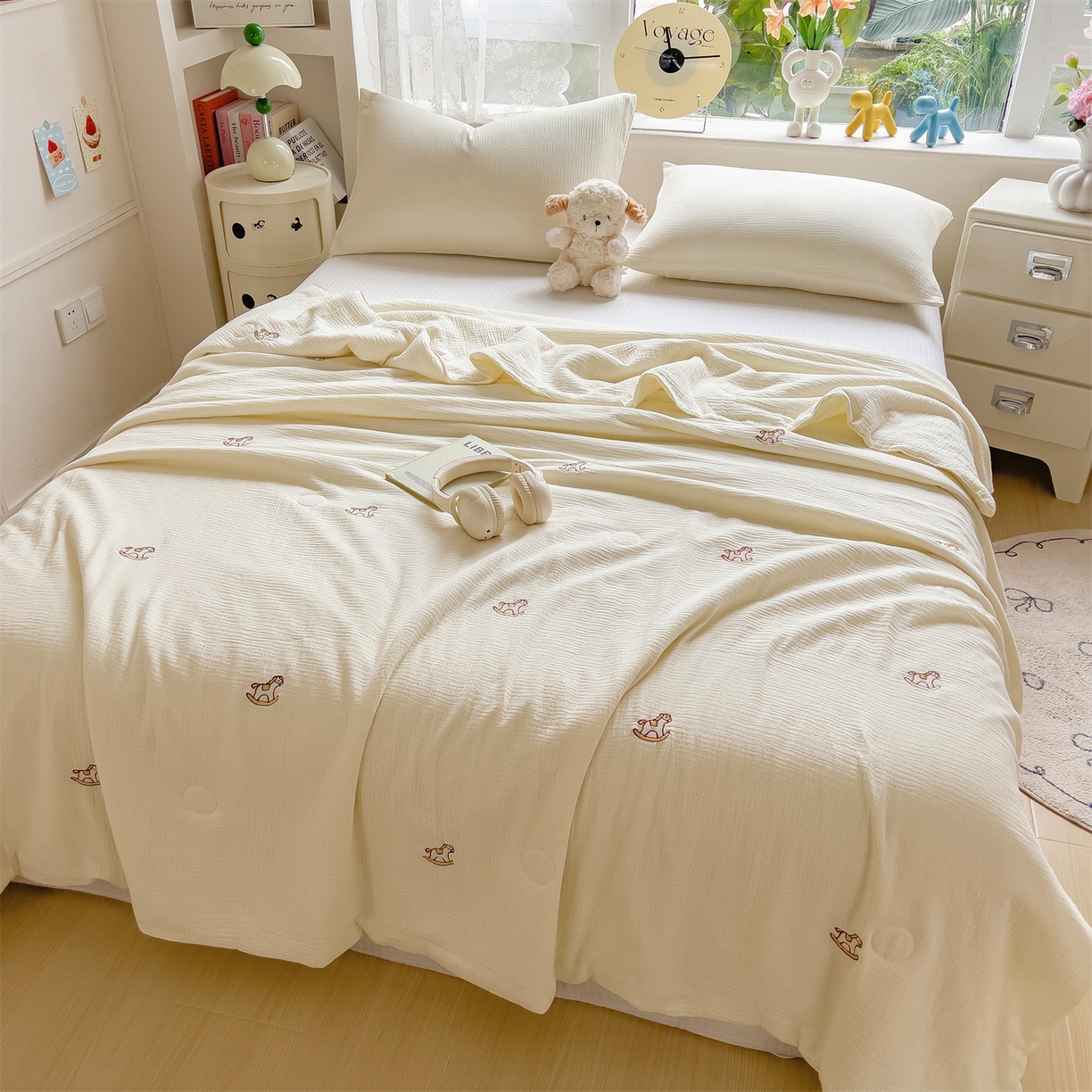 91家纺网 家纺一手货源 找家纺 布凡家居 2026春夏新款全棉刺绣皱皱纱夏被夏凉被空调被 云间木马梦