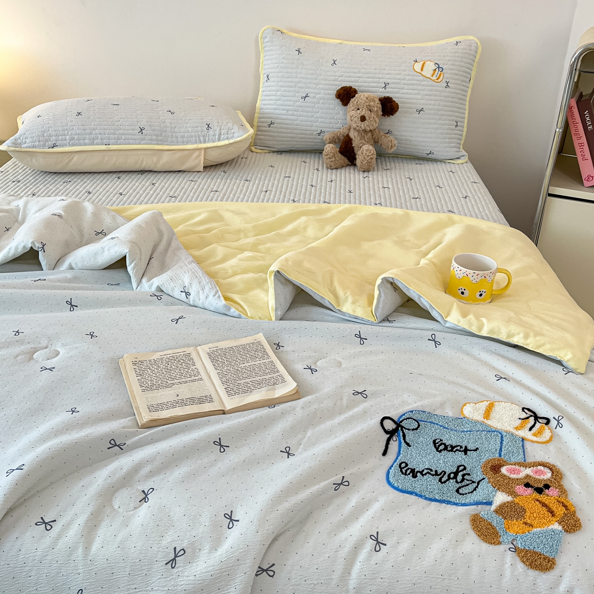 91家纺网 家纺一手货源 找家纺 老帅的工厂店 2026新款云感双层纱毛巾绣夏被夏凉被空调被 小熊牛仔包